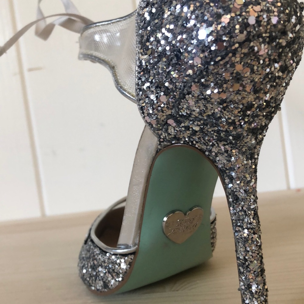 Heels - Picture 3 of 3